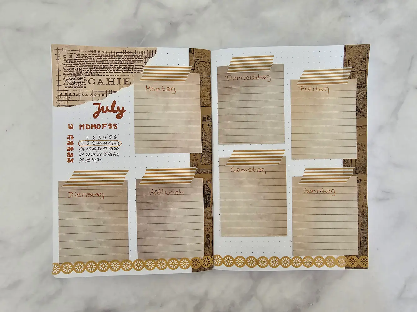 bullet-journal-gestalten-vintage-stil-wochenuebersicht Bullet Journal gestalten im vintage Stil – Wochenübersicht für Juli kleinen Notizzetteln als Aufteilung für die Wochentage - alles in Brauntönen gestaltet.